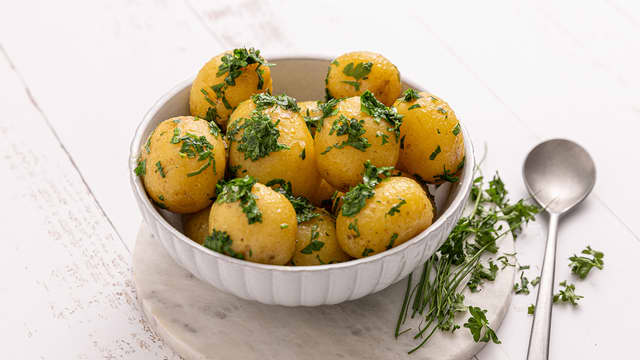Nypoteter med smør og urter