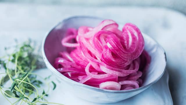 Start med hurtigsyltet rødløk. Del limen i to. Klem ut saften og bland med sukker. Finsnitt rødløk, bland godt med limesaften og la stå i ca. en halv time.