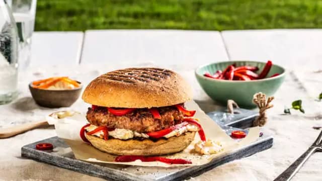 Legg en skje coleslaw på nederste del av hvert hamburgerbrød. Legg på grillet paprika og grillet chorizoburger før servering.