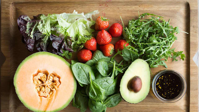 Rens og del jordbærene i fire eller i skiver. Rens melonen for kjerne, fjern skallet og skjær kjøttet i jevne biter.
Rens avokadoen og skjær kjøttet i grove terninger.