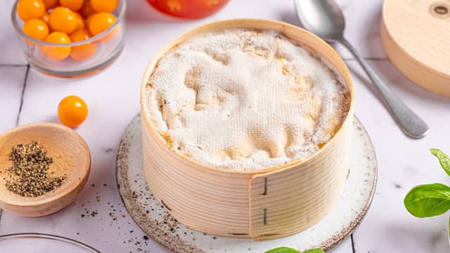 Fjern plasten og ta av lokket på osten. Pakk inn bunnen av boksen i aliminiumsfolie, og stek i ovnen på **180 grader i ca. 20 minutter.**