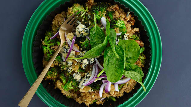 Ovnsbakt brokkoli med quinoa, blåmuggost og valnøtter