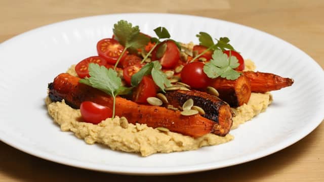 Bakte rotgrønnsaker med laks, fetaostkrem og kikertpuré