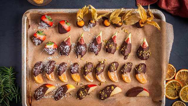 **Strø over** hakkede nøtter og/eller kokosmasse før sjokoladen stivner.