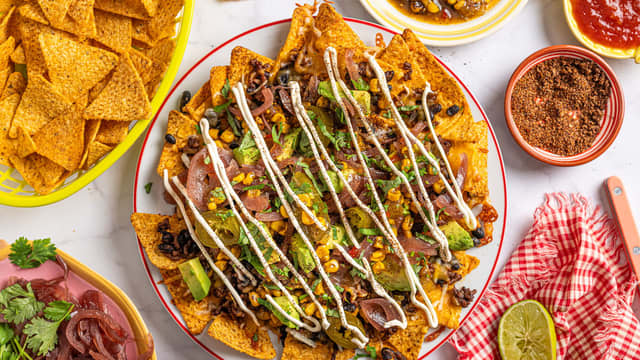 Legg på avokado i terninger og hakket, frisk koriander, og topp med rømme før servering.