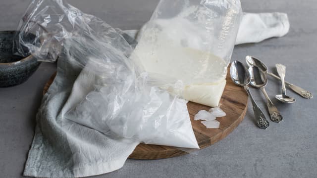 Ha fløte, melk, sukker og vaniljesukker i en bolle og hell blandingen over i en stor frysepose. La det være litt luft igjen i posen og knytt godt igjen.