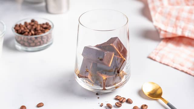 Når du senere skal lage iskaffe, tar du ut ca 5 isbiter og har dem i et glass. Hell over melk og rør rundt slik at isbitene sakte smelter og du får stadig mer smak av kaffe.