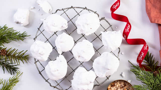 Bruk 2 teskjeer og sett vepsebol på et bakepairbelagt stekebrett. La vepsebolene tørke på benken et døgn eller to.