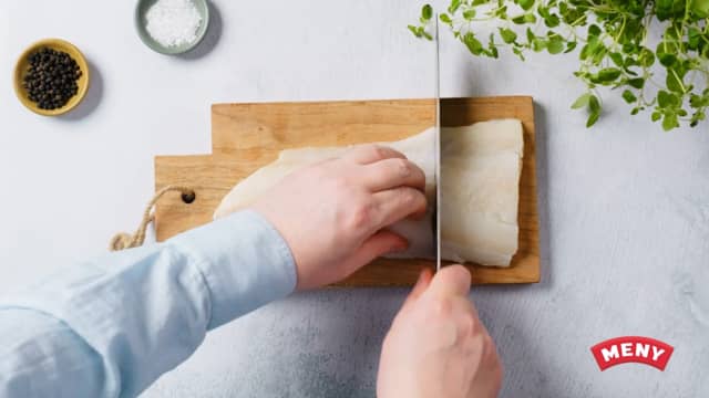 Del ben- og skinnfri fiskefilet i terninger på ca. 2 x 2 cm. Tilsett fisken og grønnsakene i suppen, og la den koke i ca. 4-5 minutter.