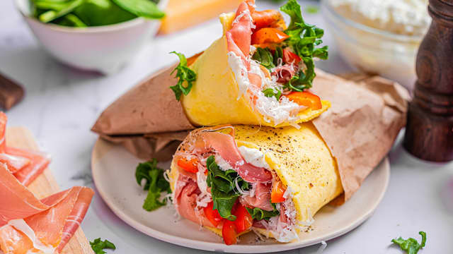 Ta cottage cheese wrapen ut av ovnen og skjær den i to. Fyll med ønsket fyll og rull sammen.