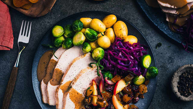 Fyll kalkunen med stuffing og følg oppskriften på hel kalkun. Du kan også tilberede stuffingen i ildfast form, dersom du skal ha filet, og ikke hel kalkun.