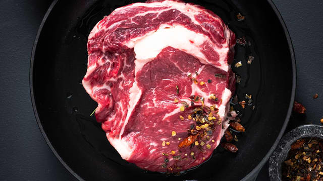 Krydre entrecôte-skivene med salt og pepper. Stek entrecôtene i smør til de er gylne på begge sider og rosa i midten. Dette tar ca. 3 minutter på hver side.