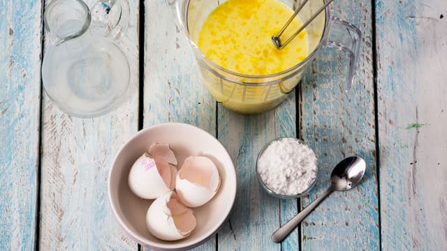 Visp sammen egg, melk, sukker, kanel og kardemomme.