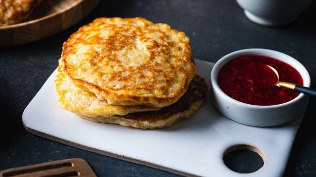 Stek små lapper av røren en stekepanne med smør på medium varme, til de er gylne på begge sider.