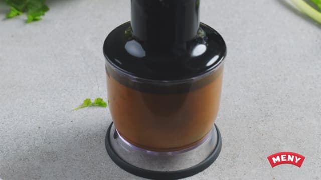 **Marinade:** Kjør en løk, hvitløk, ingefær, korianderfrø, kardemomme, kanel, kajennepepper og gurkemeie til en jevn puré i en food prosessor.