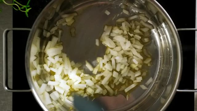 **Risotto:** Varm kraften i en kjele, og varm 1 ss smør og 2 ss olivenolje i en annen kjele. Ha i løk og hvitløk, og la surre på middels varme i 4-5 minutter, til løken er blank.