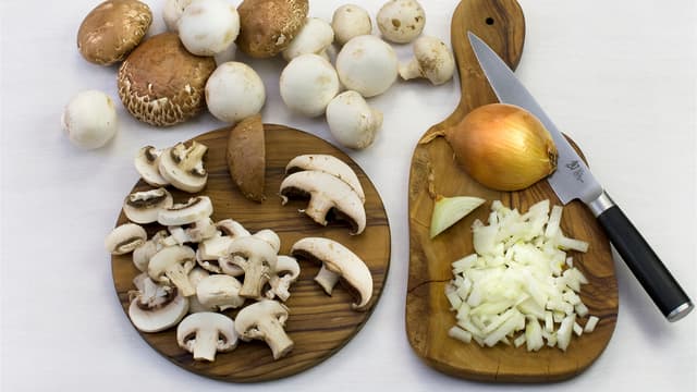 Kok ris etter anvisning på pakken. Finhakk løk og skjær sopp i skiver.