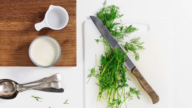 Tilsett fløten og smak til med litt sukker og eddik samt hakket dill. Sausen skal ha en sursøt smak som passer godt til det fete lammet.