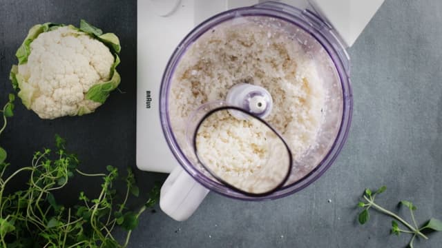 Bland blomkålsmulene med egg, parmesan og en god klype salt.