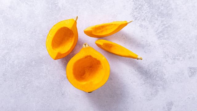 **Ovnsbakt gresskar:** Skjær gresskarkjøttet i tynne «båter» eller skiver og ha alt over på et stekebrett eller i en passende ildfast form.