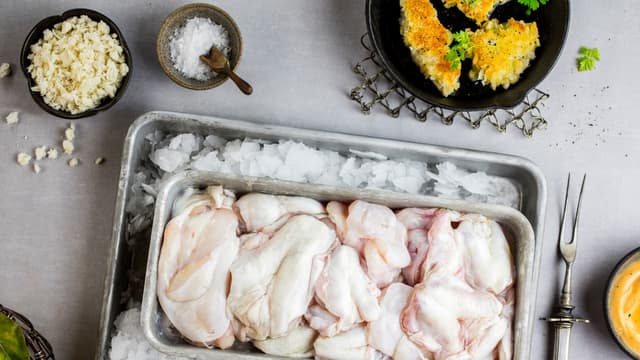 Renskjær torsketungene og krydre dem med salt og pepper.