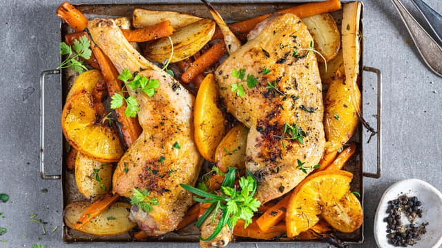 Sett formen midt i ovnen og stek til kyllingen har en kjernetemperatur på 68 grader. Det tar ca. 45 minutter for et stort kyllinglår. Bruk steketermometer for perfekt resultat.