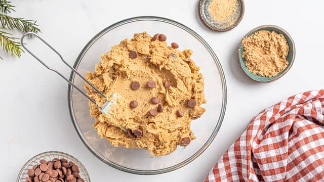 Vend deretter inn sjokoladebitene med en slikkepott.