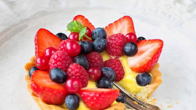 **Fyll:** Fyll tertebunnene med vaniljekrem og friske bær.