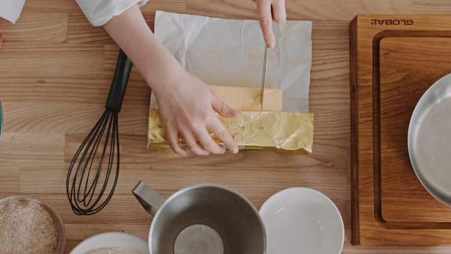 Start med å ha smøret i en kjele, og smelte det på medium varme på stekeovnen.