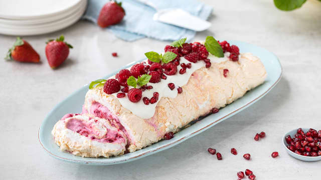 Rull sammen fra kortsiden som en rullekake og legg over på et serveringsfat.