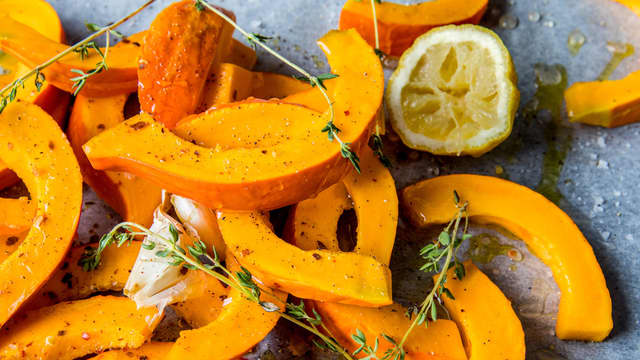 Stek midt i ovnen på **200 grader i ca. 30 minutter** til gresskarbitene er møre.