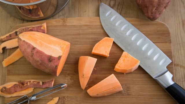 Skrell søtpotet og del i biter på omtrent 2x2 cm. Ha søtpotet i kjelen sammen med krydder, hermetiske tomater, tomatpuré, vann, quinoa og kraft.