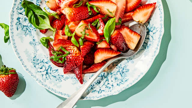 Friske jordbær med crème fraîche og balsamicoeddik