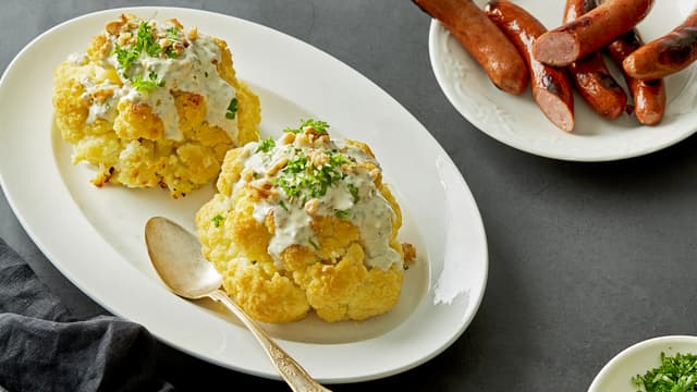 Ovnsbakt blomkål med blåmuggostdressing og ristede valnøtter