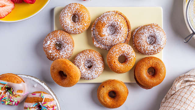 Varm opp donut-jernet og tilsett røre med en teskje. Stek donutsene til de er gylne på begge sider, og server dem lune.