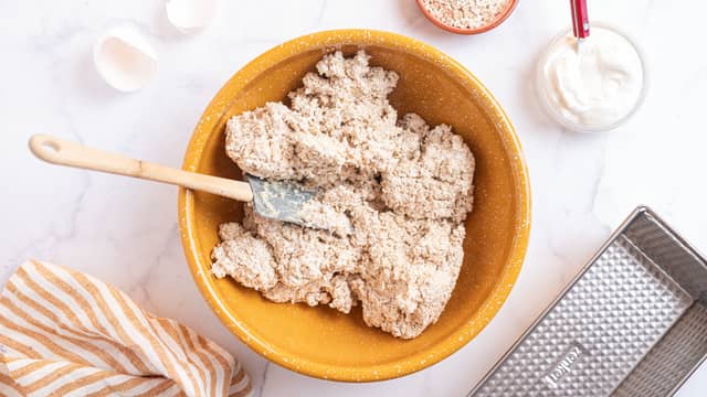 Ha alle ingrediensene i en bolle og bland til en fast deig.