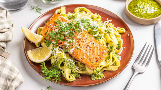 Bland pesto og finrevet sitronskall med pastaen. Smak til med presset sitronsaft og server med laksefilet. Topp med pinjekjerner.