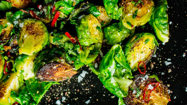 Smak til med salt og pepper og dryss over hakket persille.