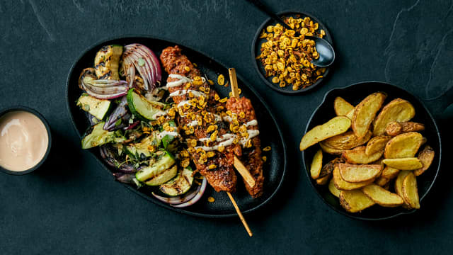 Svinesticks chorizo med grillede grønnsaker og potetbåter