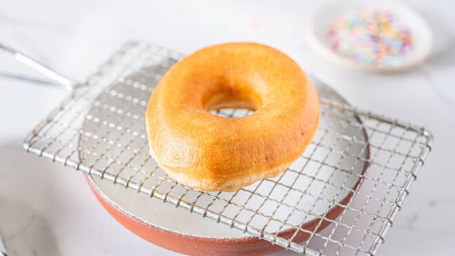 Når de er gylne på begge sider er de klare. Løft dem forsiktig ut med en hullsleiv eller annet redskap og legg dem over på en rist. Avkjøl.