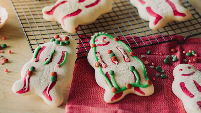 Dekorer med pensel og konditorfarge, eller med farget melis og strøssel.