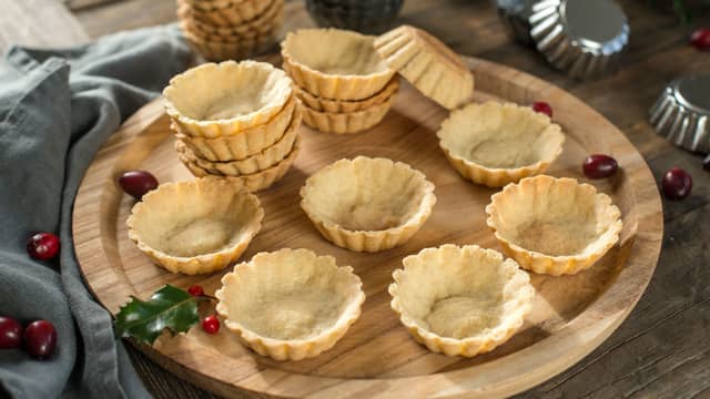 **Stek kakene midt i ovnen på 175 grader i 10-15 minutter** til de er gylne.