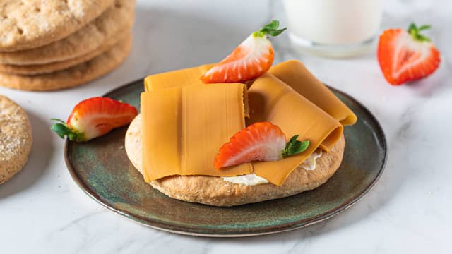 Server gjerne nystekt med smør og brunost.