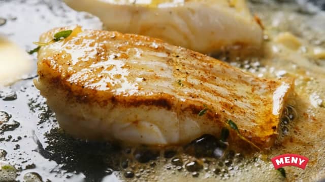 Løft fisken over på en tallerken og la den hvile mens grønnsakene stekes.