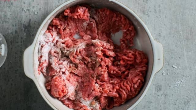 **Kjøttkaker:** Bland kjøttdeigen med salt, pepper, muskat og potetmel. Spe med vann, litt om gangen, og arbeid dette godt inn i deigen.