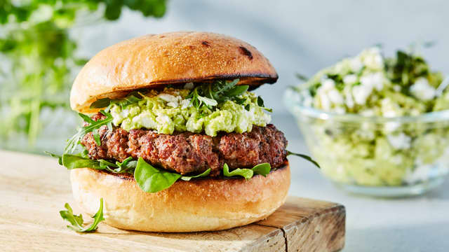 Chiliburger med avokado og fetamos