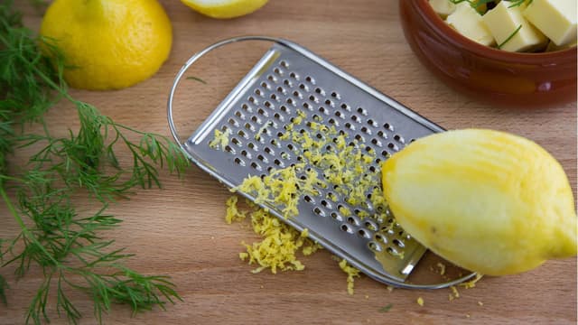 **Gremolata:** Vask sitronen godt, riv skallet fint. Bland skallet med finhakket persille og hvitløk. Press sitronsaften i og rør godt sammen.