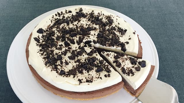 Vend forsiktig den vispede kremen i sjokoladeblandingen. Ha moussen over bunnen, og sett kaken kjølig, gjerne over natten.