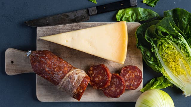 **Lag omelett:** Kutt chorizo, løk og bufarost i terninger, ca 1-2 cm store.