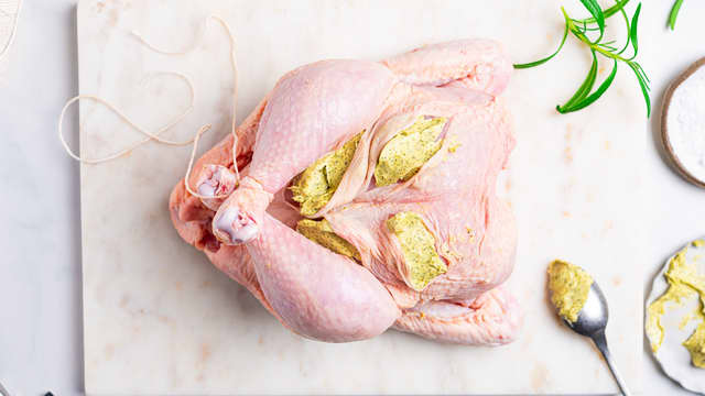 **Kylling:** Skyll kyllingen innvendig med kaldt, rent vann og tørk den. Del 1 sitron i store båter. Legg urtesmør og under skinnet på brystet av kyllingen sammen med sitronbåtene. Pensle kyllingen med olivenolje, saft fra 1/2 sitron, salt og pepper.